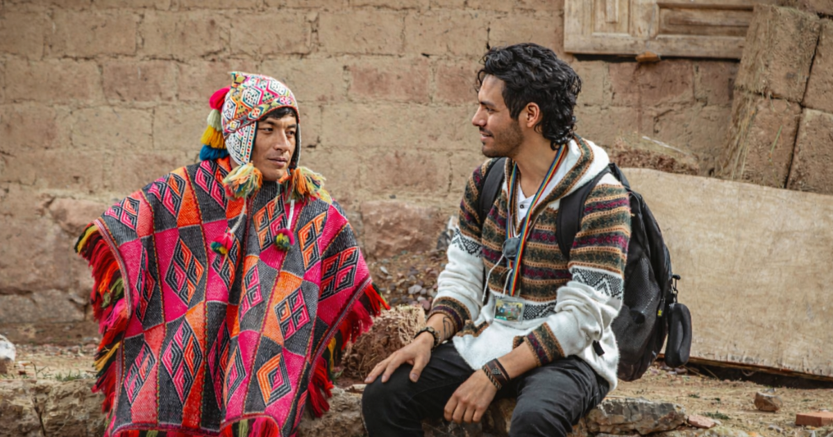 Peruvian speaks with a foreign tourist