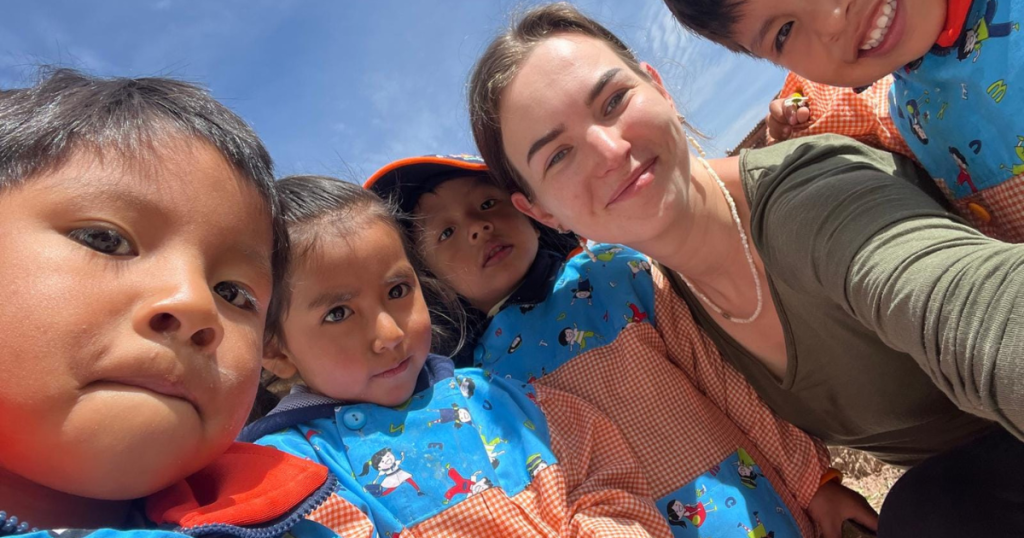 Volunteer with local children in Cusco using Spanish phrases