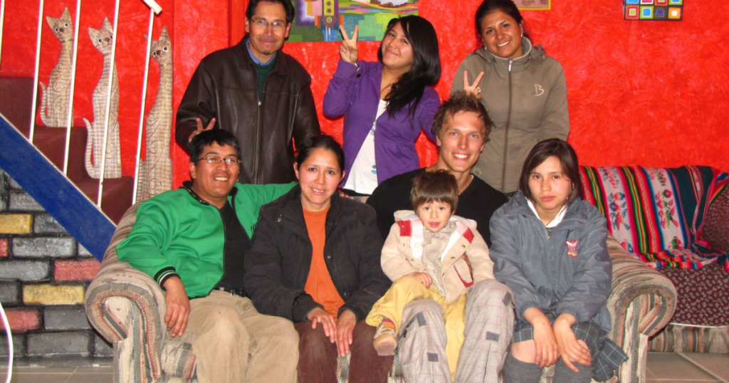 Volunteer with their Cusco homestay family