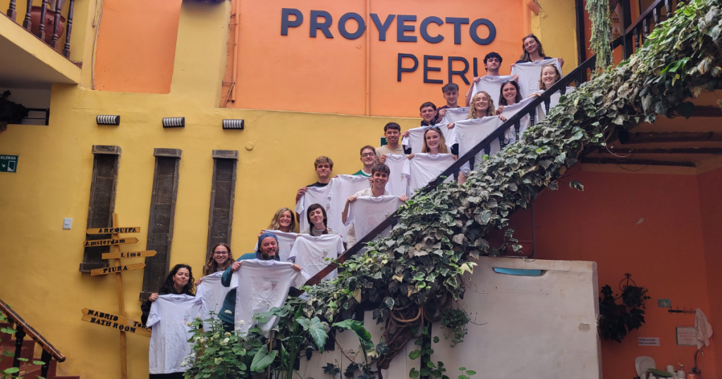 Volunteers at Proyecto Peru in Cusco with their new t-shirts