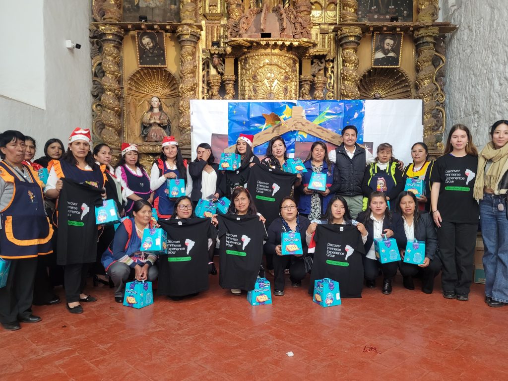 Proyecto Peru Staff present gifts to a local kindergarten